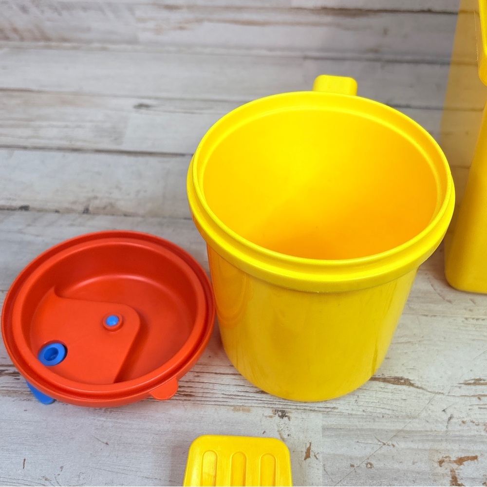 1985 Fisher Price Play Food & Mattel Picnic Basket Set | Cups, Plates, Utensils - Picture 10 of 15
